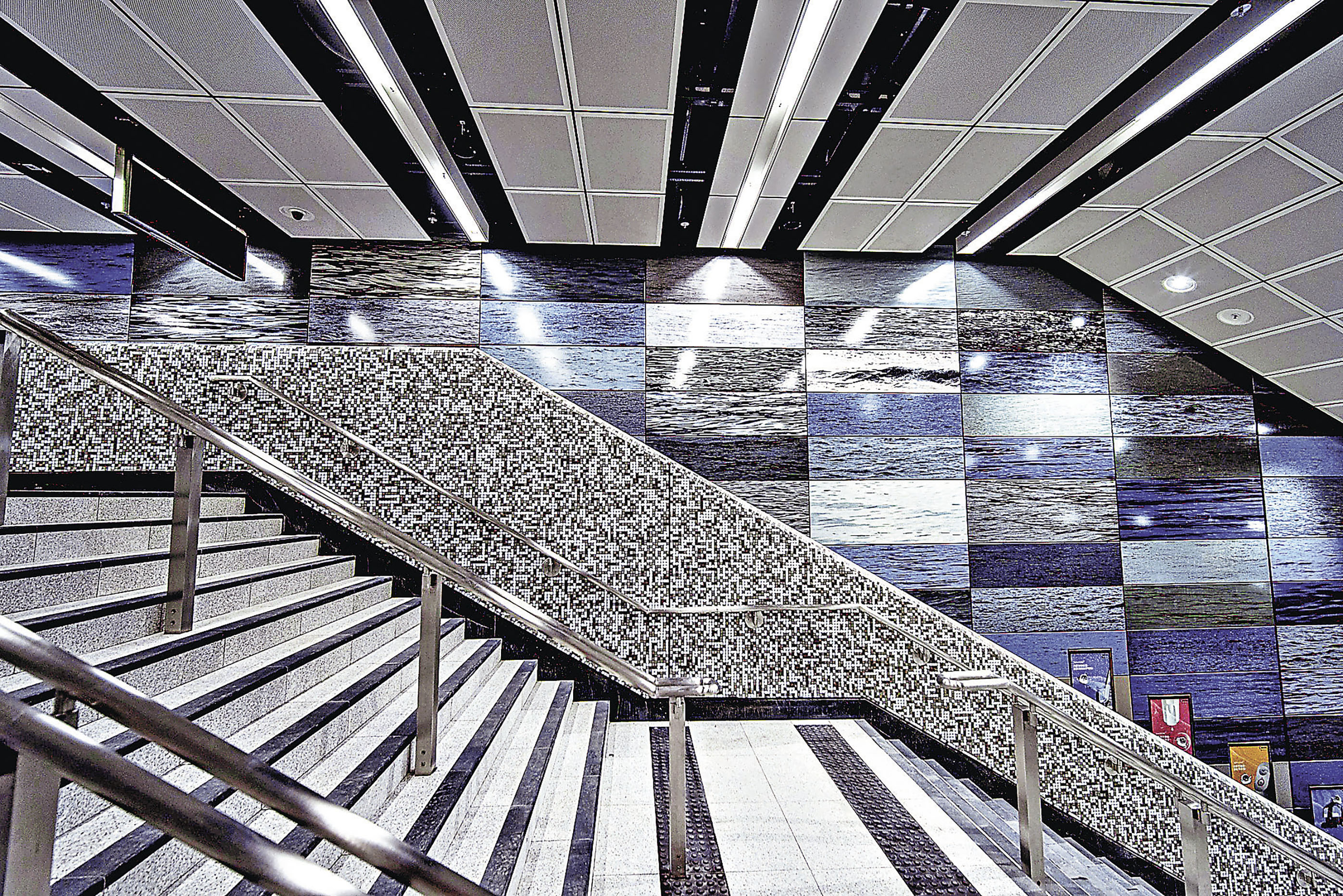 ■會展站牆身是由藝術家梁志和創作的藝術品《水記憶》。