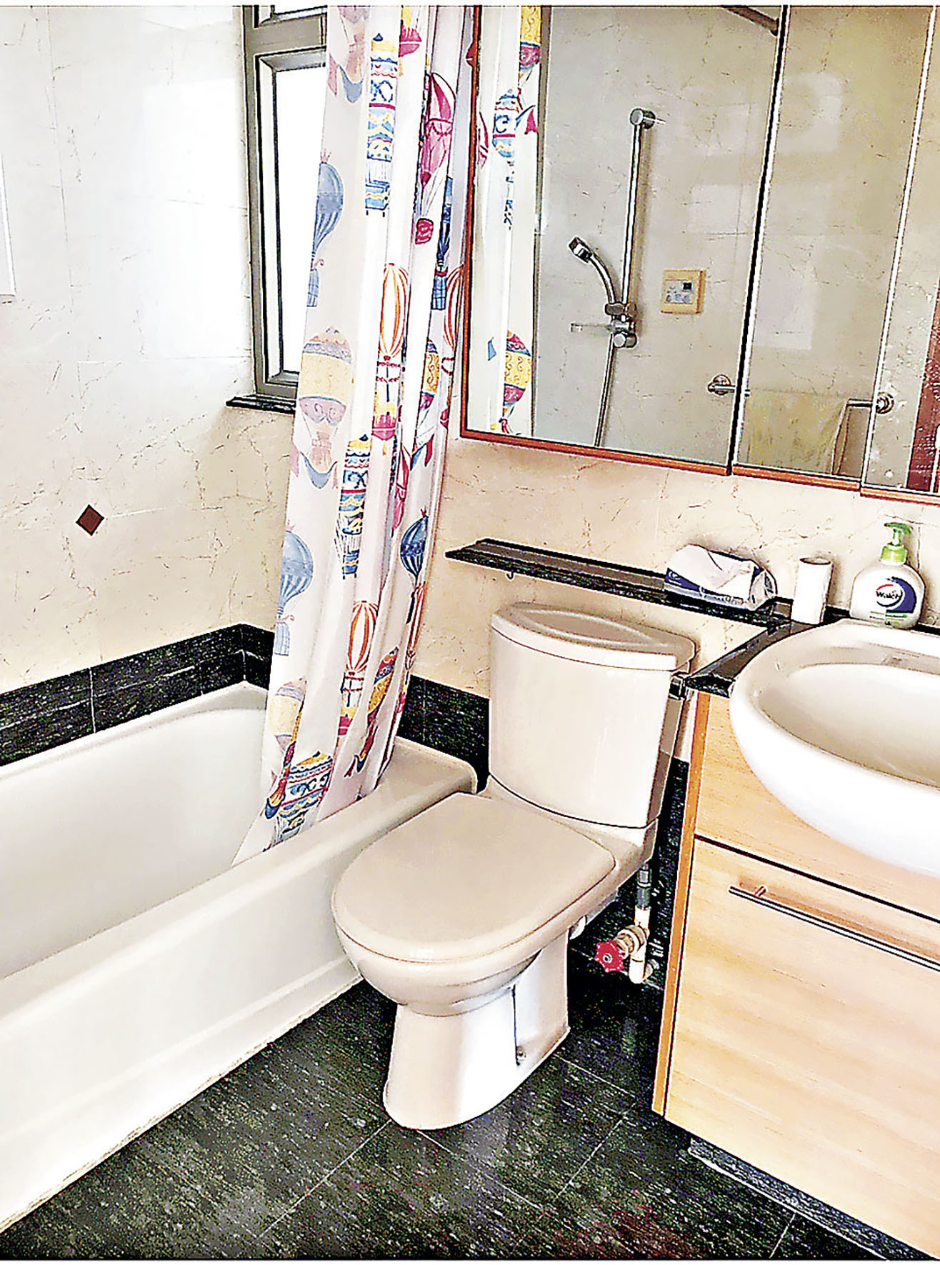 ■浴室採用浸浴的浴缸。