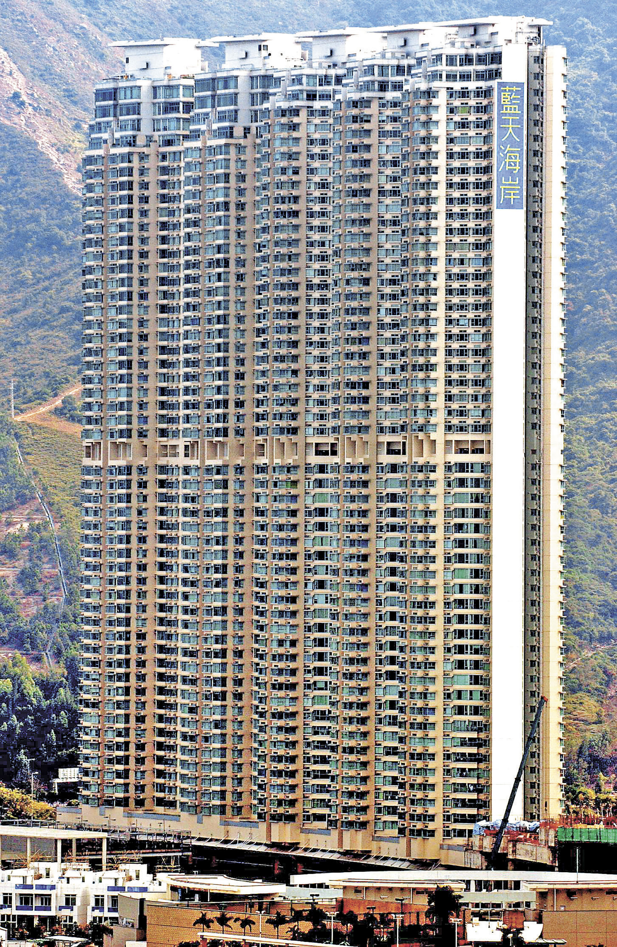 ■藍天海岸矗立東涌。  