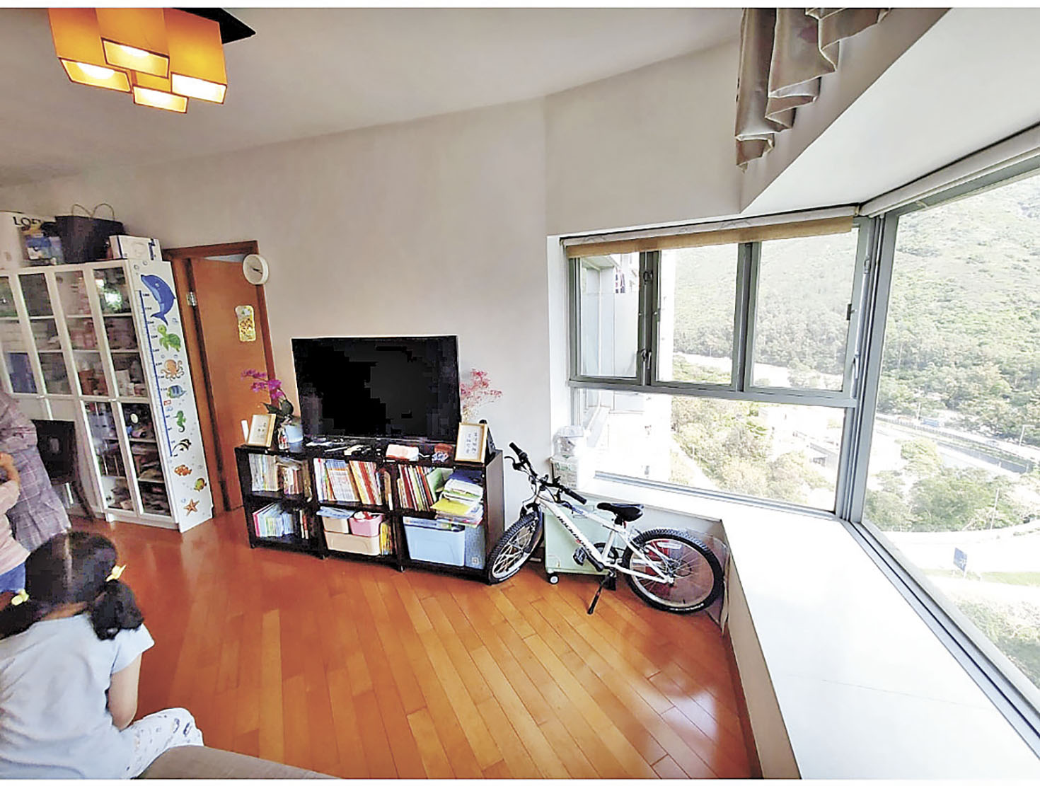 ■客廳遠眺一望無際山景。