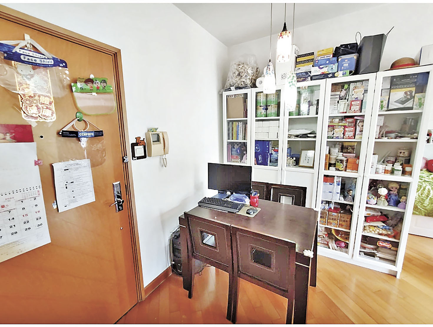 ■飯廳一角，配設大型玻璃櫃。