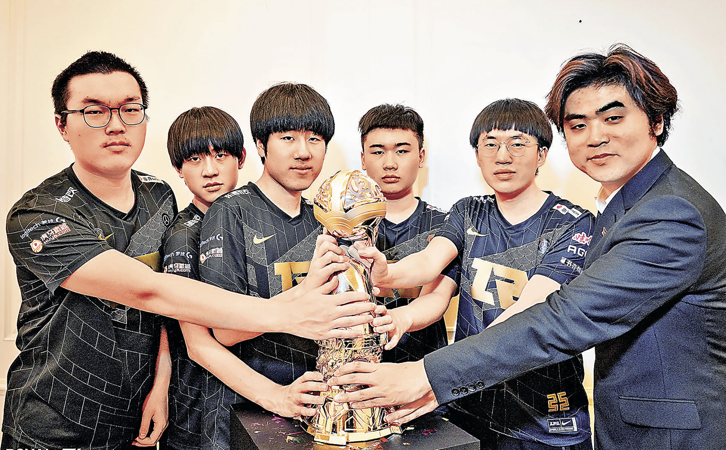 ■RNG成員:(左起)Bin、Ming、GALA、Wei、Xiaohu、教練朱開。 賽會圖片