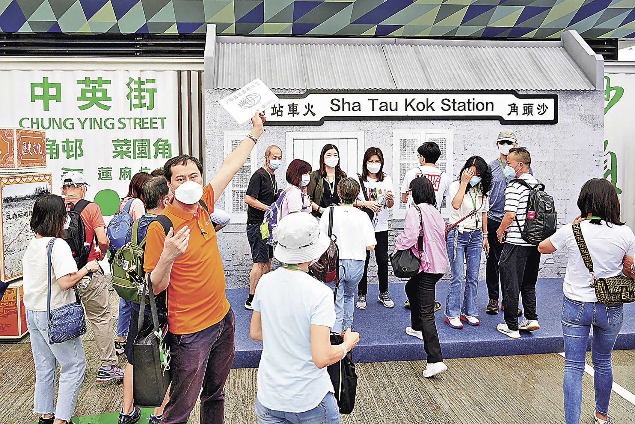 ■沙頭角開放首日已吸引不少旅行團觀光打卡。