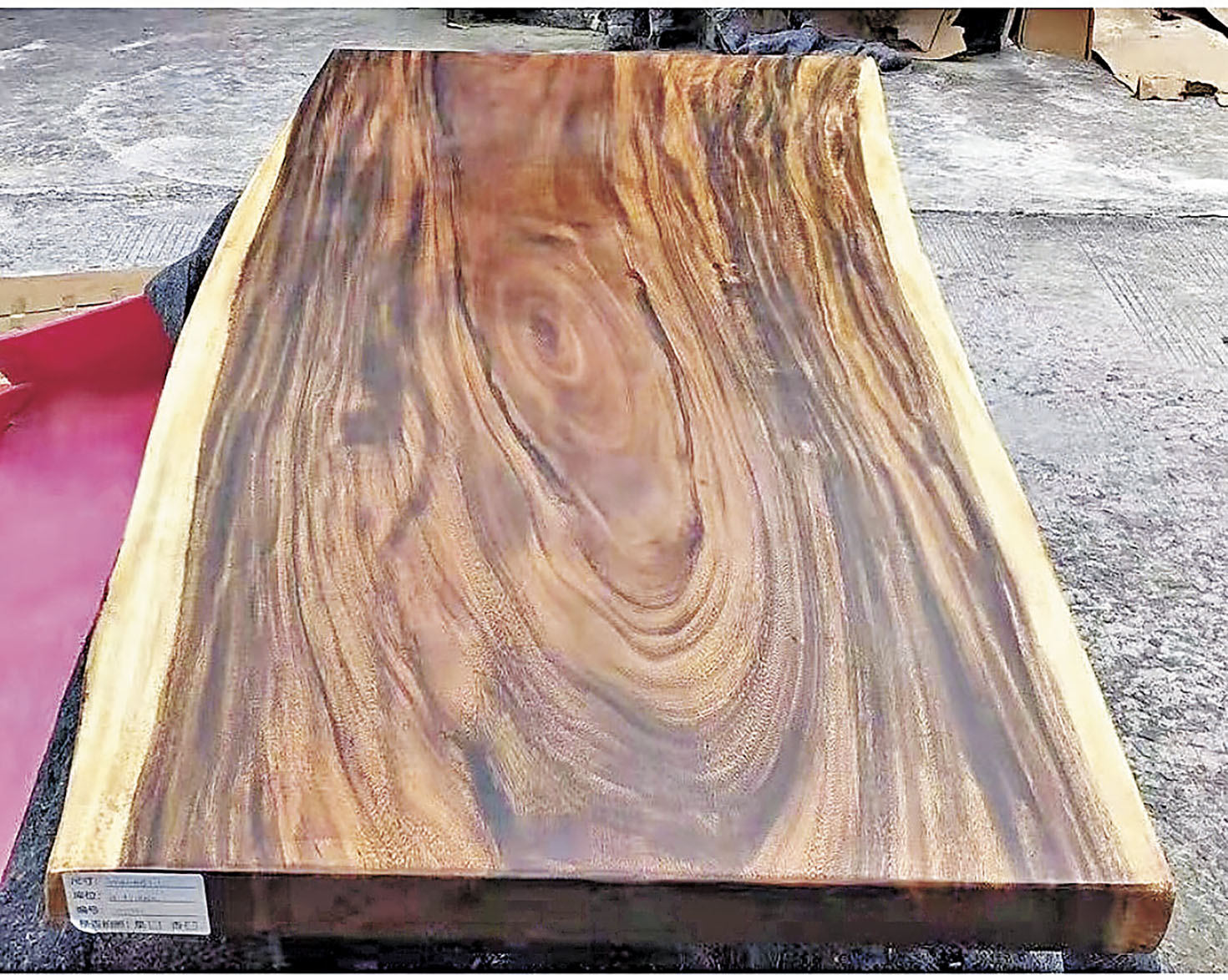 ■木材均是天然邊，具有天然樹木感。