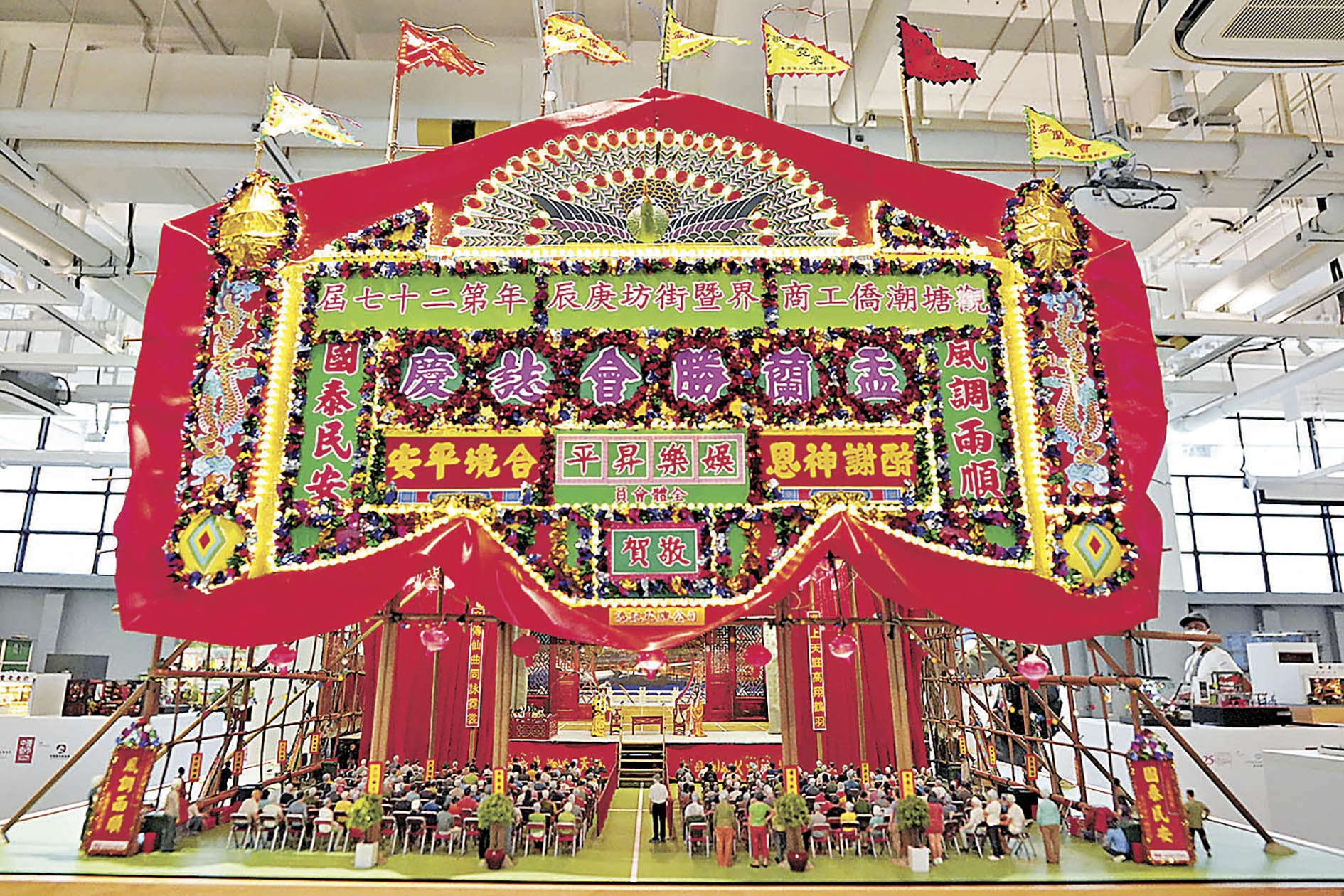 ■盂蘭勝會的神功戲棚是向專業師傅請教，再仿製微型版本。