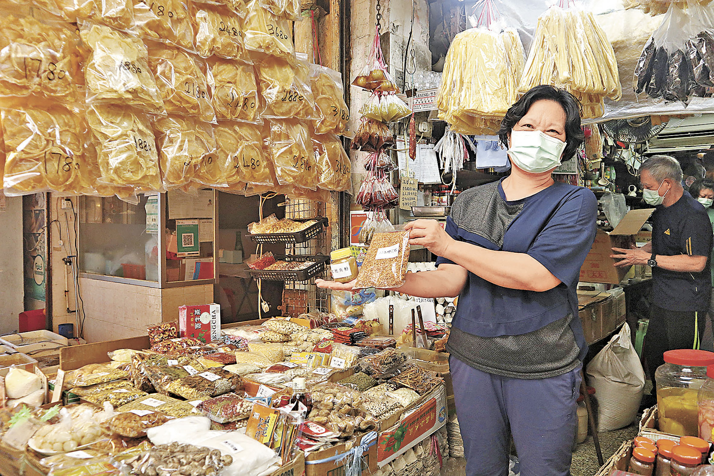 ■父親是水上人的李女士於鴨脷洲開設海味雜貨店逾30年，見證漁港變化。