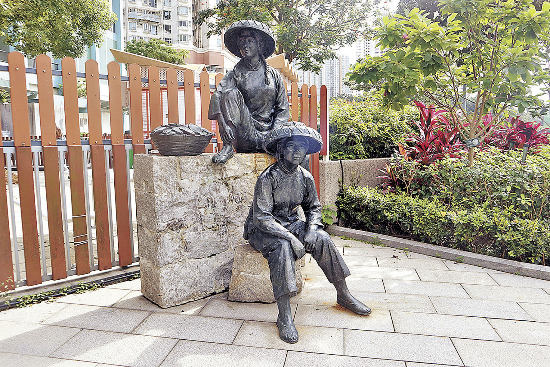 ■鴨脷洲海濱長廊上的水上人塑像。