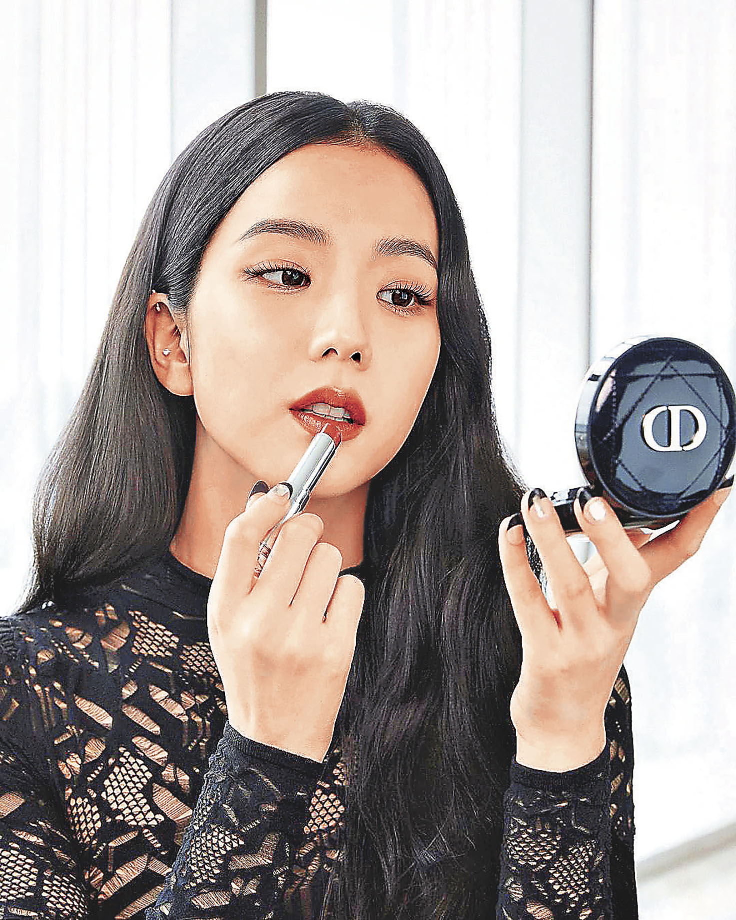 ■Jisoo力推Dior的鏡光誘惑唇膏。 ig@diorbeauty