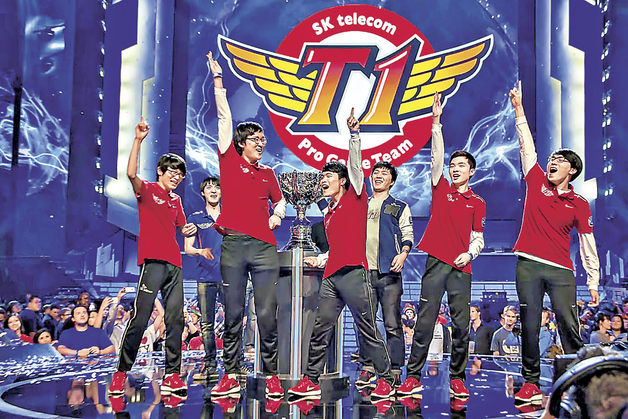 ■Faker（右二）出道該年即奪下世界冠軍。　 網上圖片