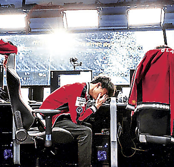 ■Faker 2017年與冠軍失諸交臂，捂面痛哭。 　網上圖片