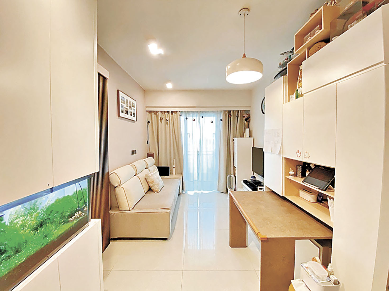 ■長形客飯廳設計以慳位為主，如嵌入式魚缸儲物櫃可謂一絕。