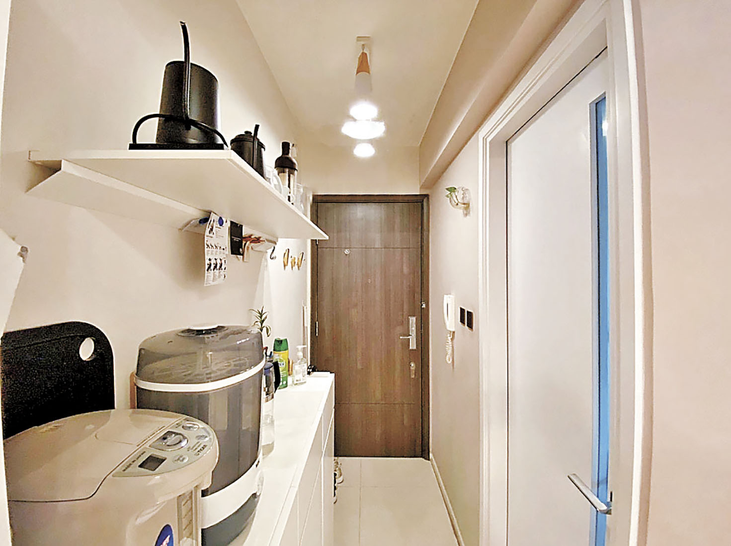 ■連接大門的長形走廊可擺放雜物櫃。