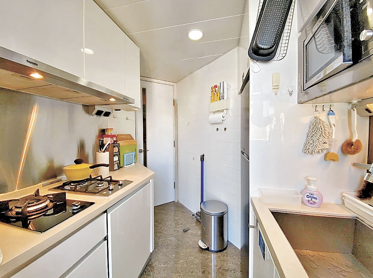 ■廚房設計將煤氣爐和大型洗菜盆分開。