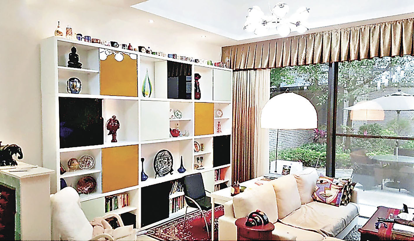 ■客廳擺設一個大型裝飾櫃。