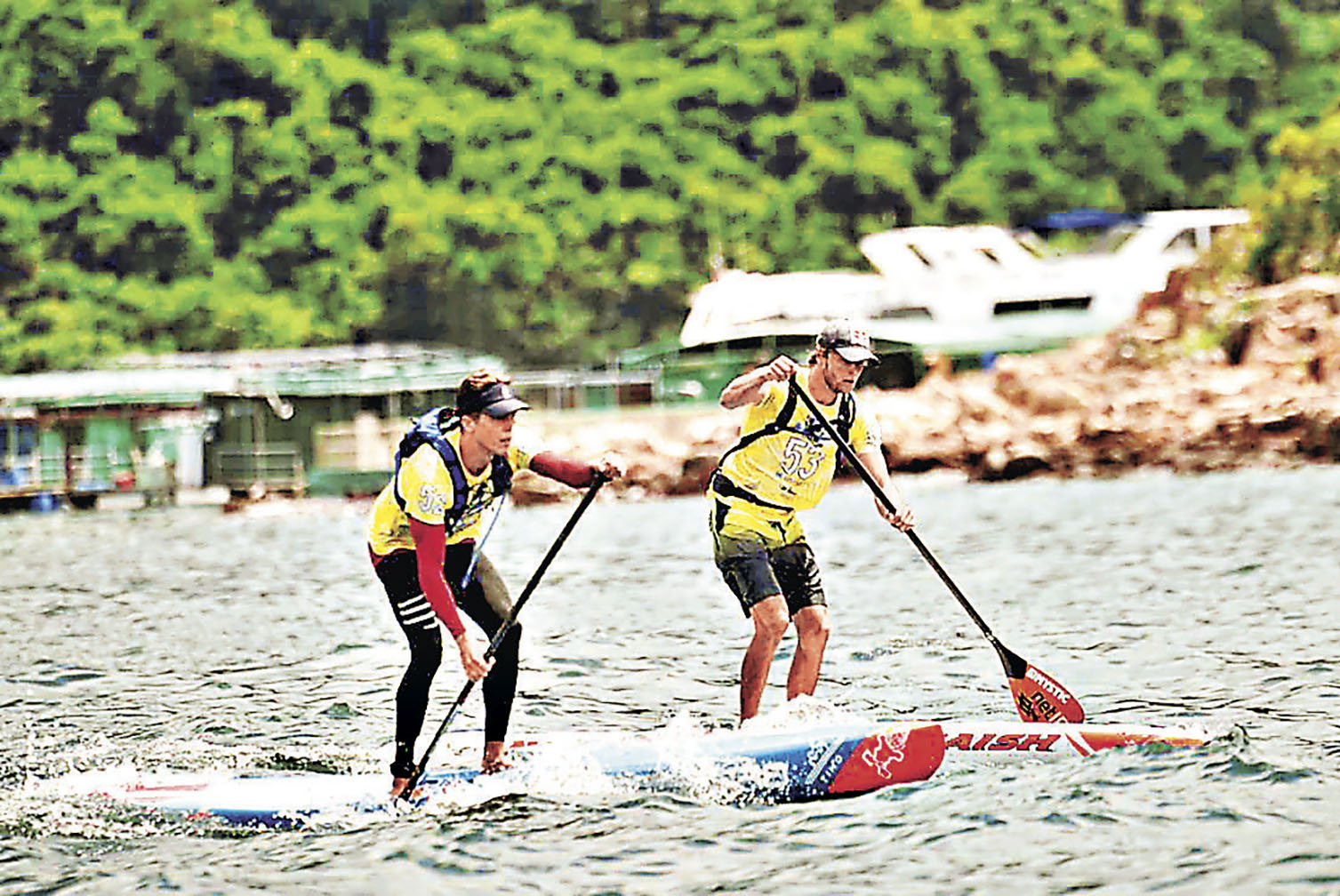 ■新興的「SUP」直立板對技巧要求較為簡單，吸引不少初學者參加。