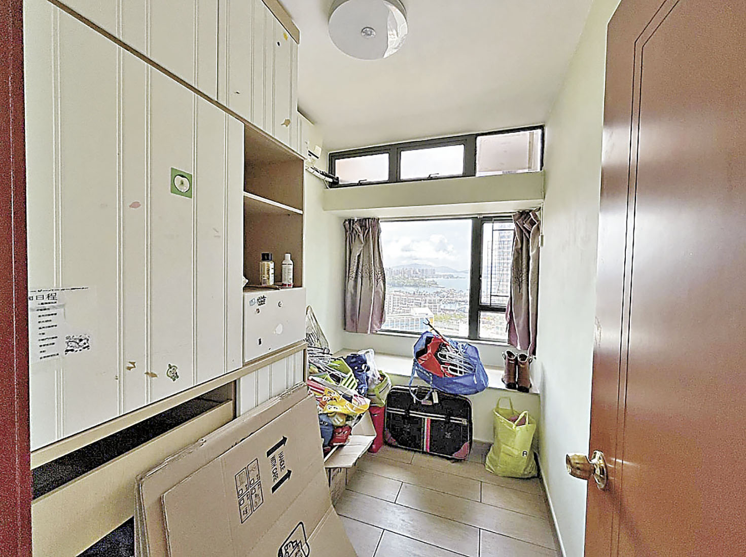 ■長方形睡房放置大櫃後，仍有不少空間。