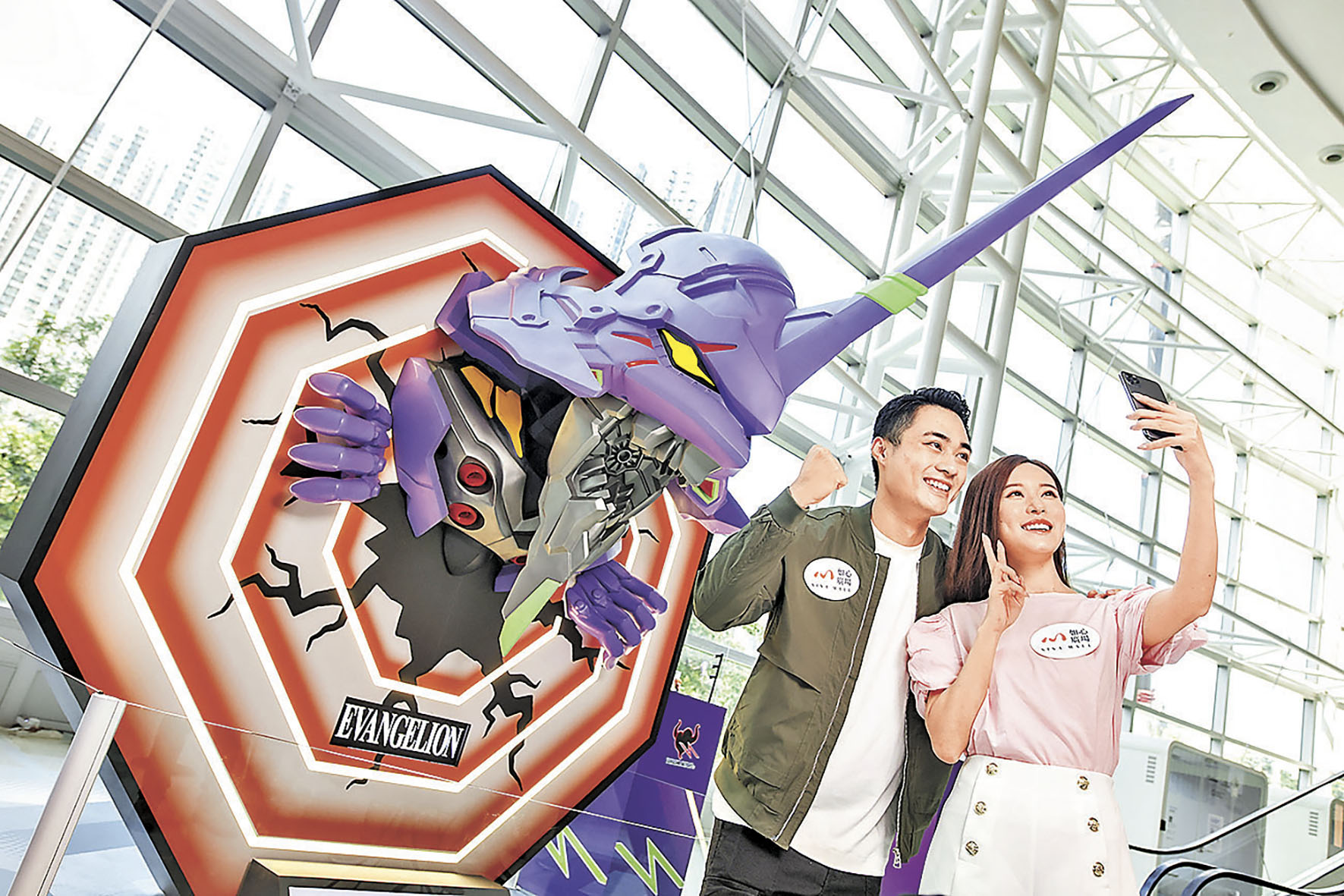 ■初號機頭部正穿越AT力場，快來為一眾駕駛員打氣。