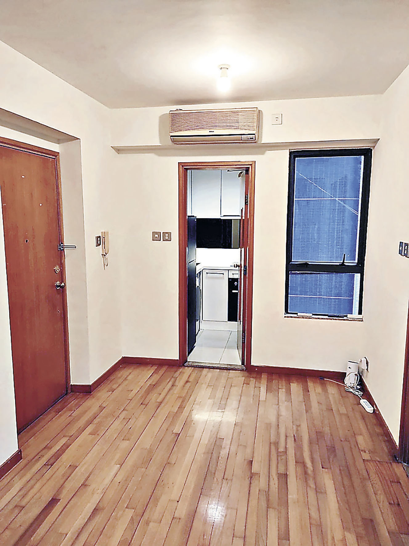 ■客廳間隔四正，地方實用。