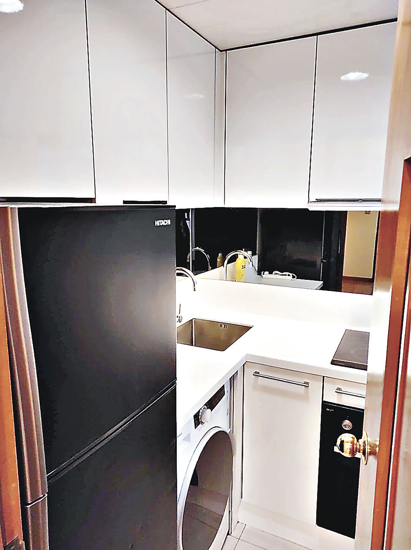 ■廚房以黑白雙色設計。