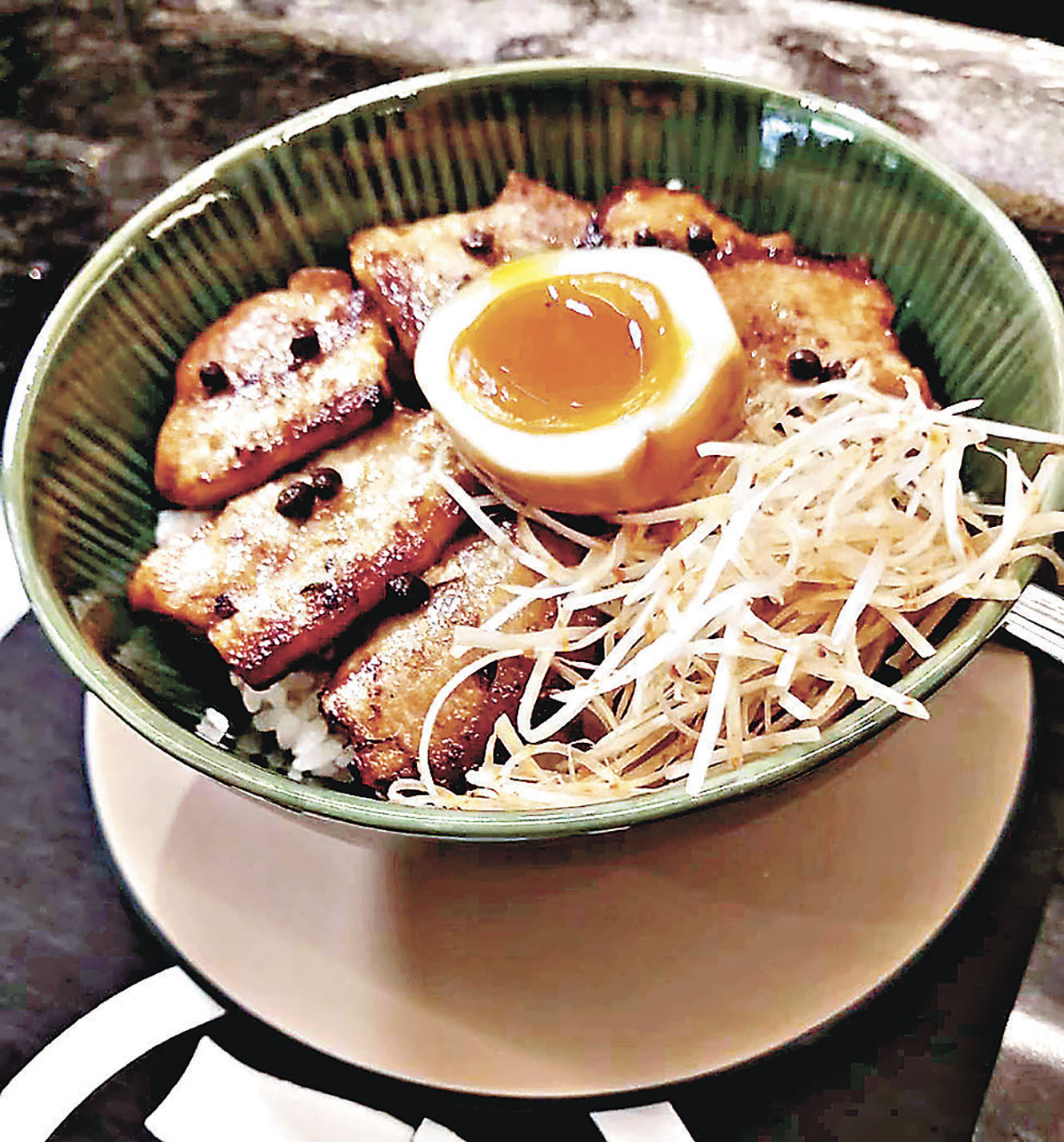 ■汁燒五花豚丼。