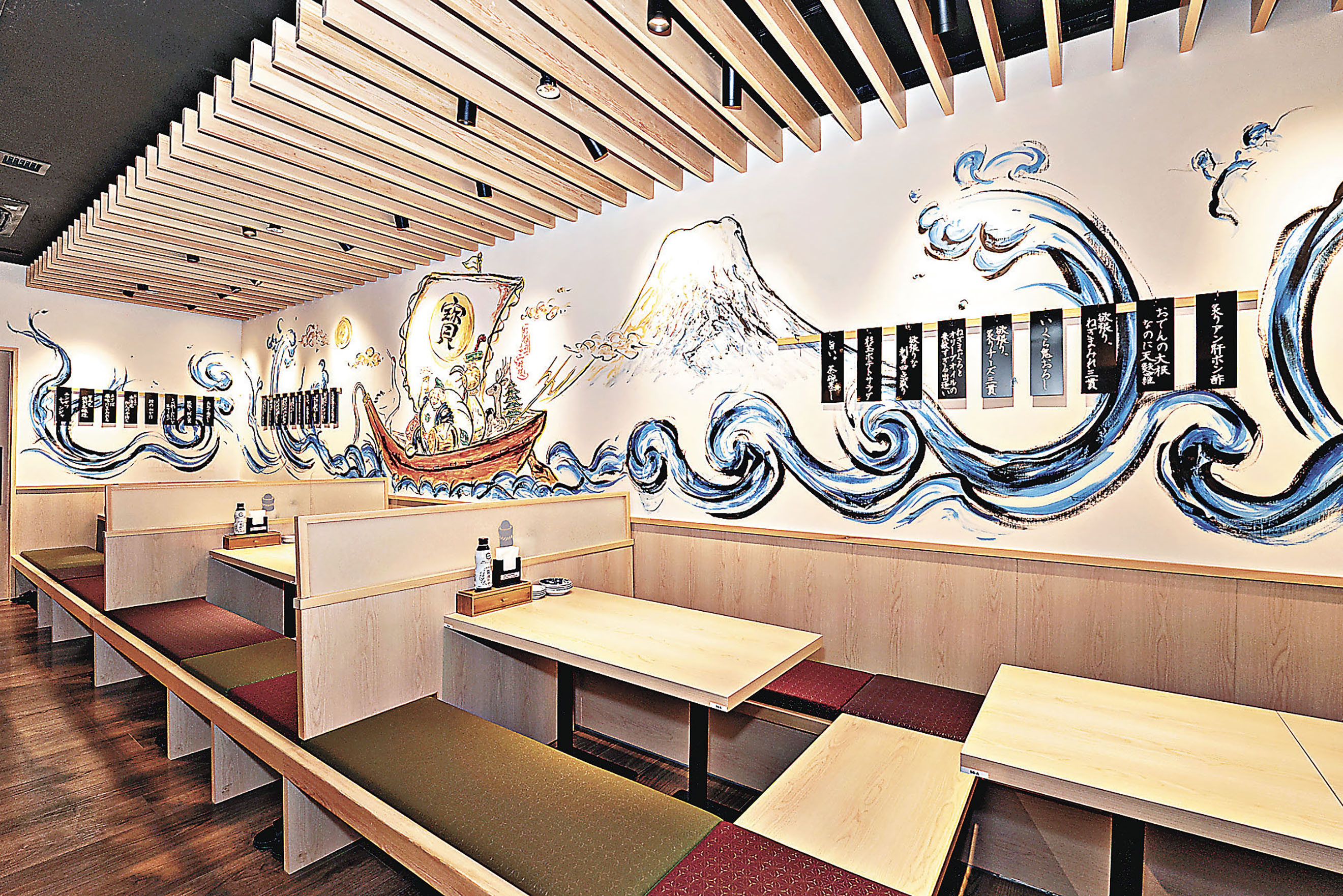 ■日本過江龍居酒屋裝潢設計加入各式壁畫。