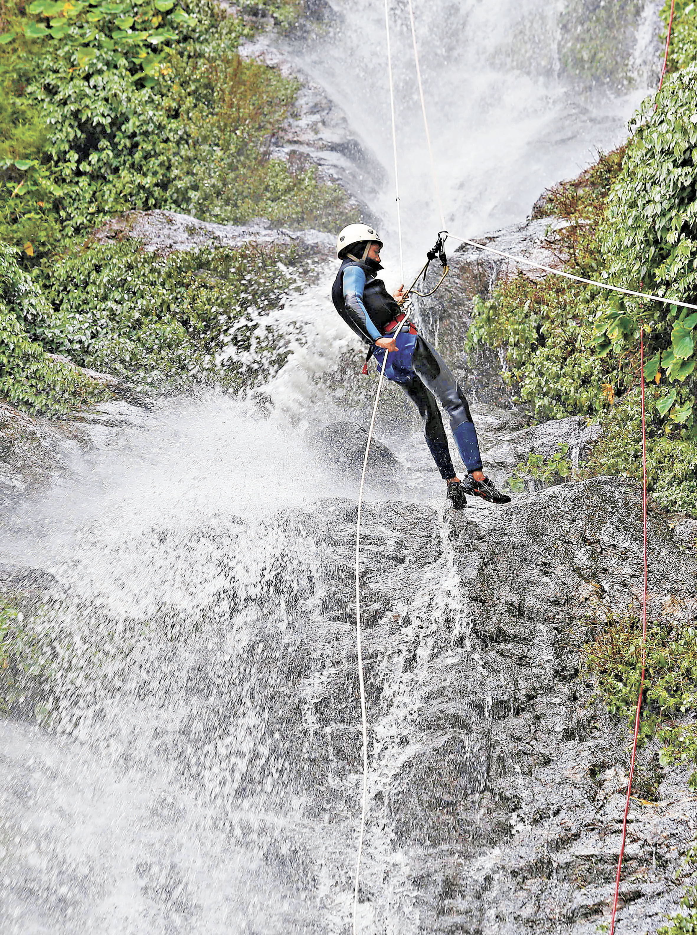 ■溪降運動需注意天氣變化。