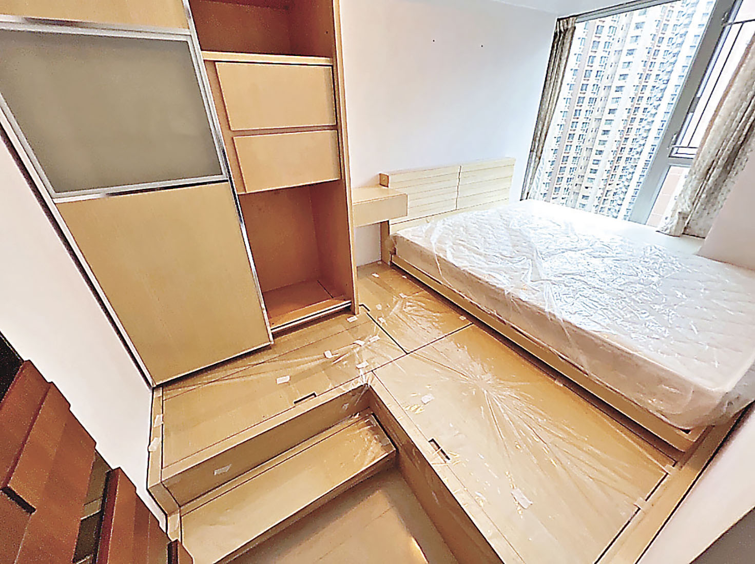 ■主人房特別訂製地台床。