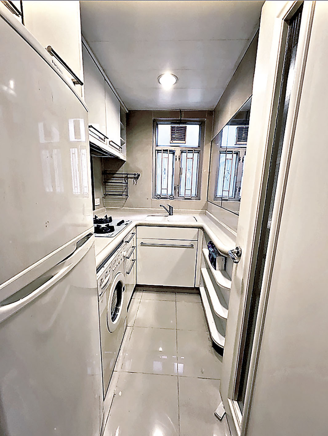 ■廚房雪櫃、洗衣機、焗爐和煮食爐齊全。