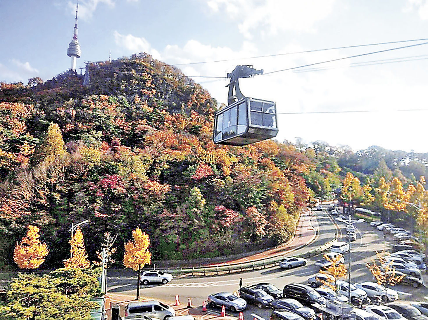 ■南山首爾塔專用登塔纜車。