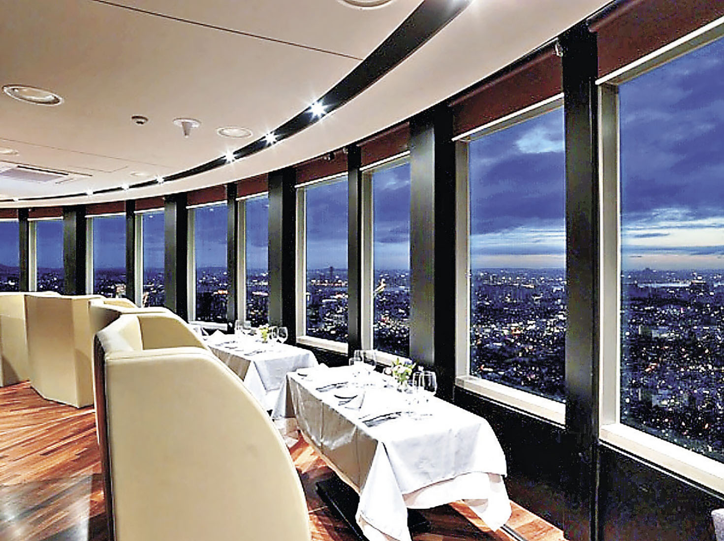 ■首爾塔的情侶餐廳。