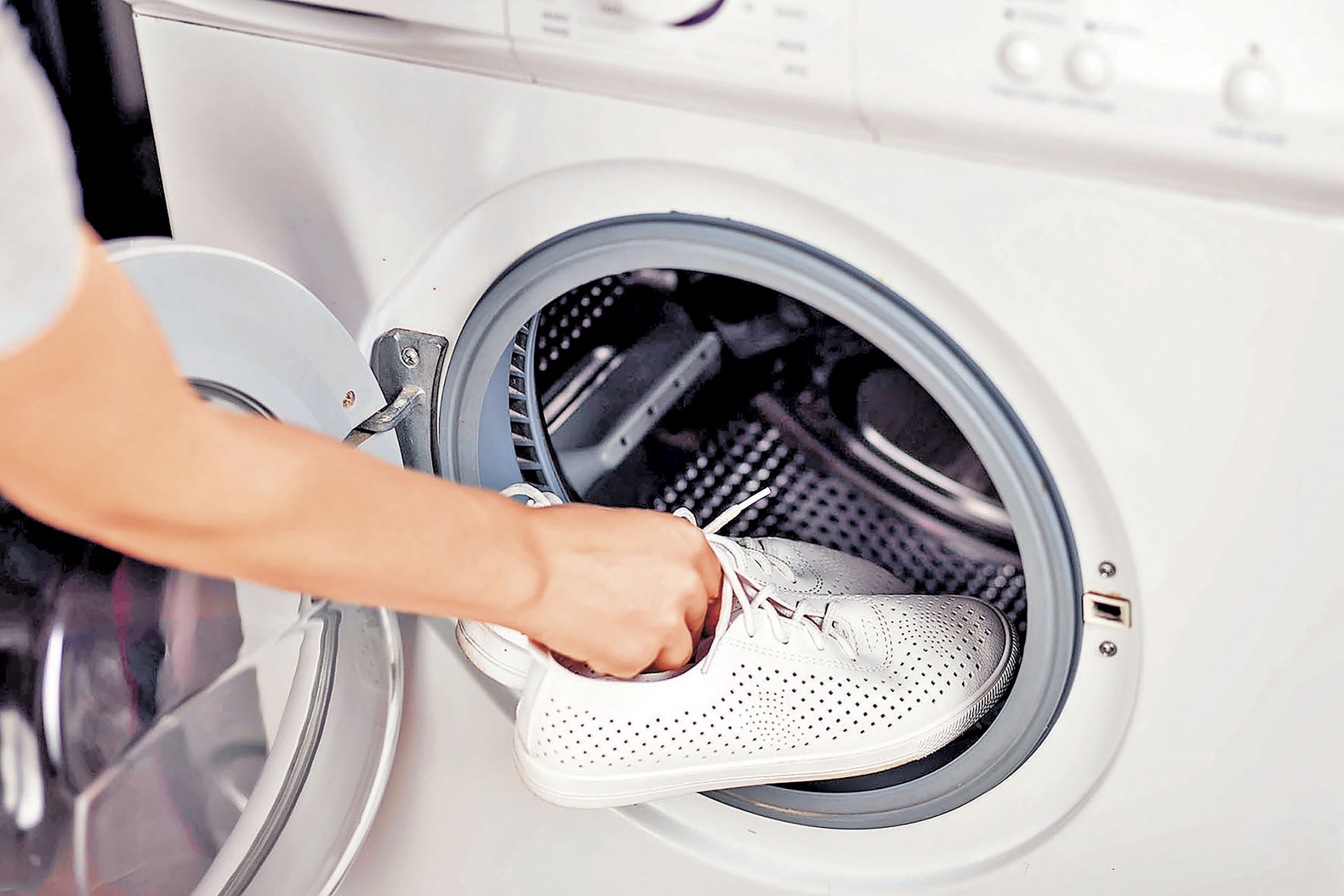 ■波鞋中的泥沙及雜質有機會造成洗衣機內壁堵塞，不建議放入機中清洗。