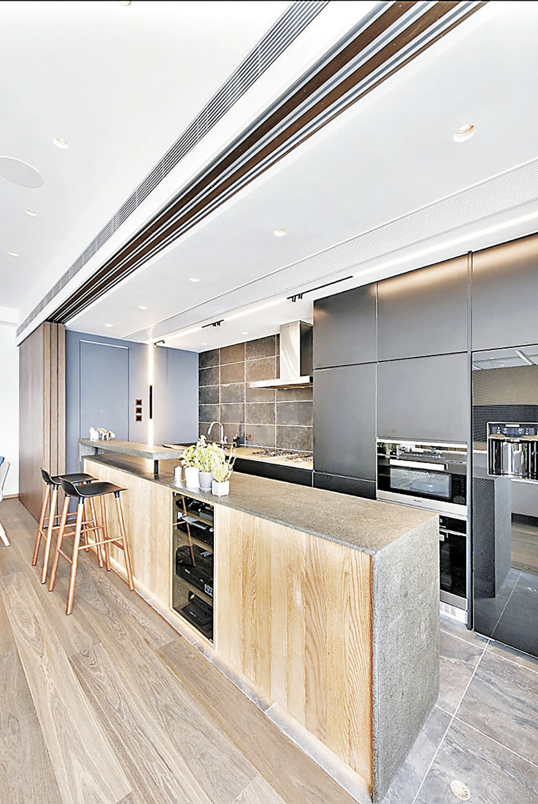 ■移動趟門可收可放，牆頂為趟門的路軌。