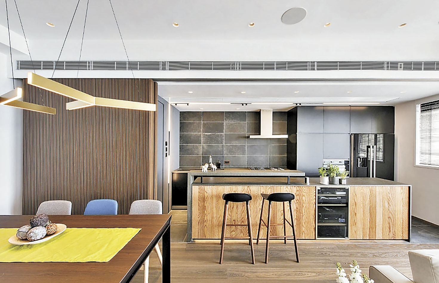 ■開放式廚房設有移動趟門，趟門關閉時如同飯廳的特色牆；趟門打開時則可增加採光。