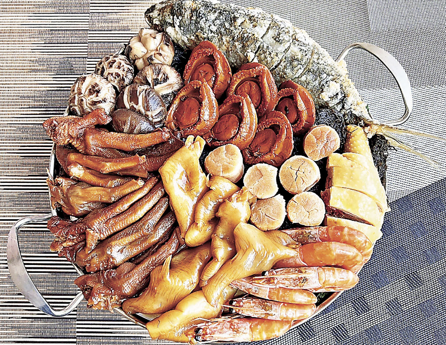 ■食得夠豪。（海雲天極品鮑魚佛跳牆）