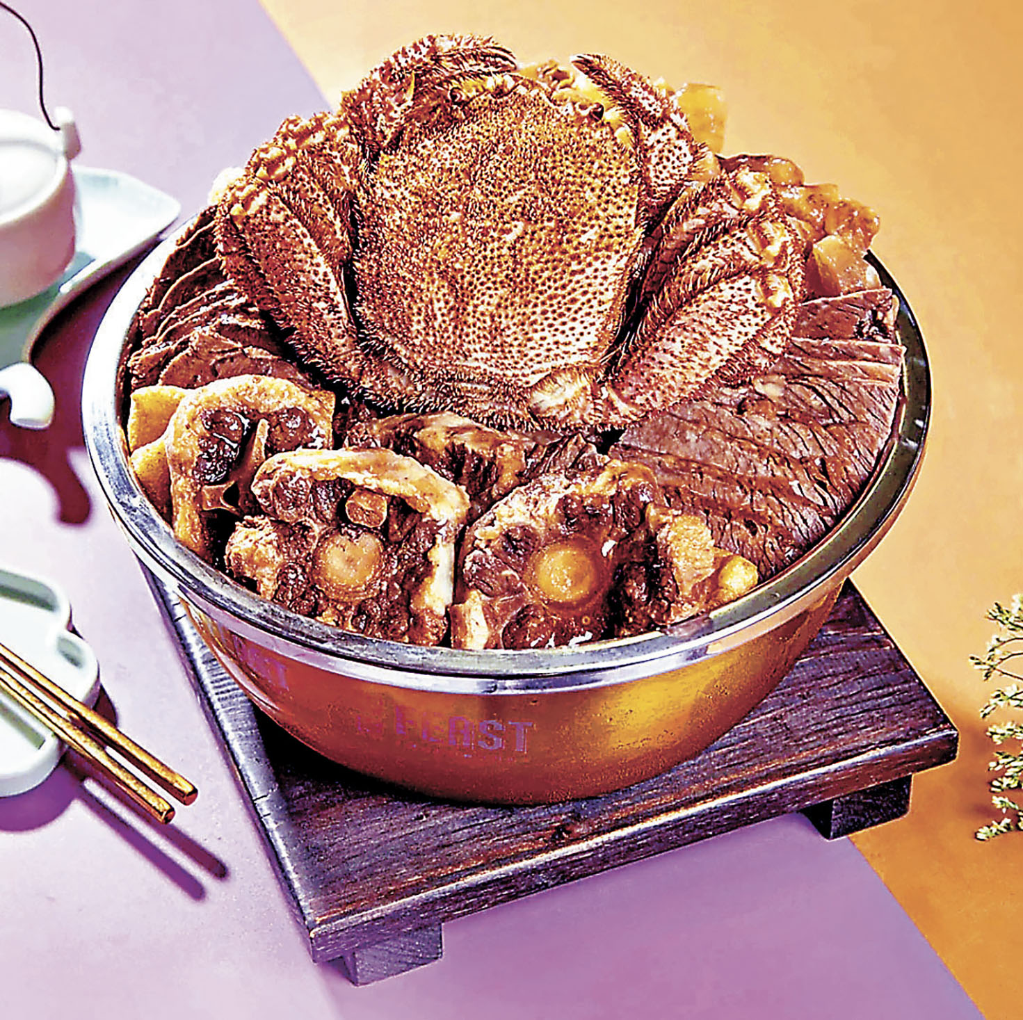 ■多達18款食材配搭。（北海道毛蟹鮮鮑花膠豐食盆菜）