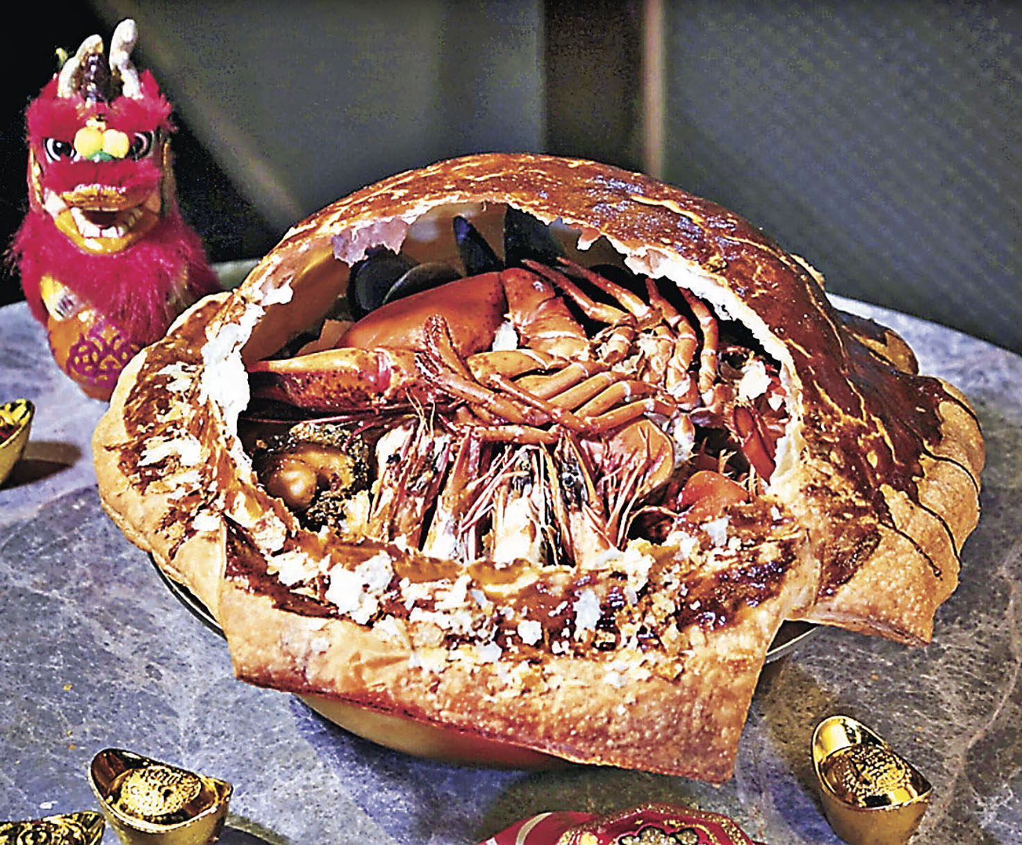 ■配以多款食材如波士頓龍蝦、鮮鮑魚等。（法國酥皮龍蝦盆菜）