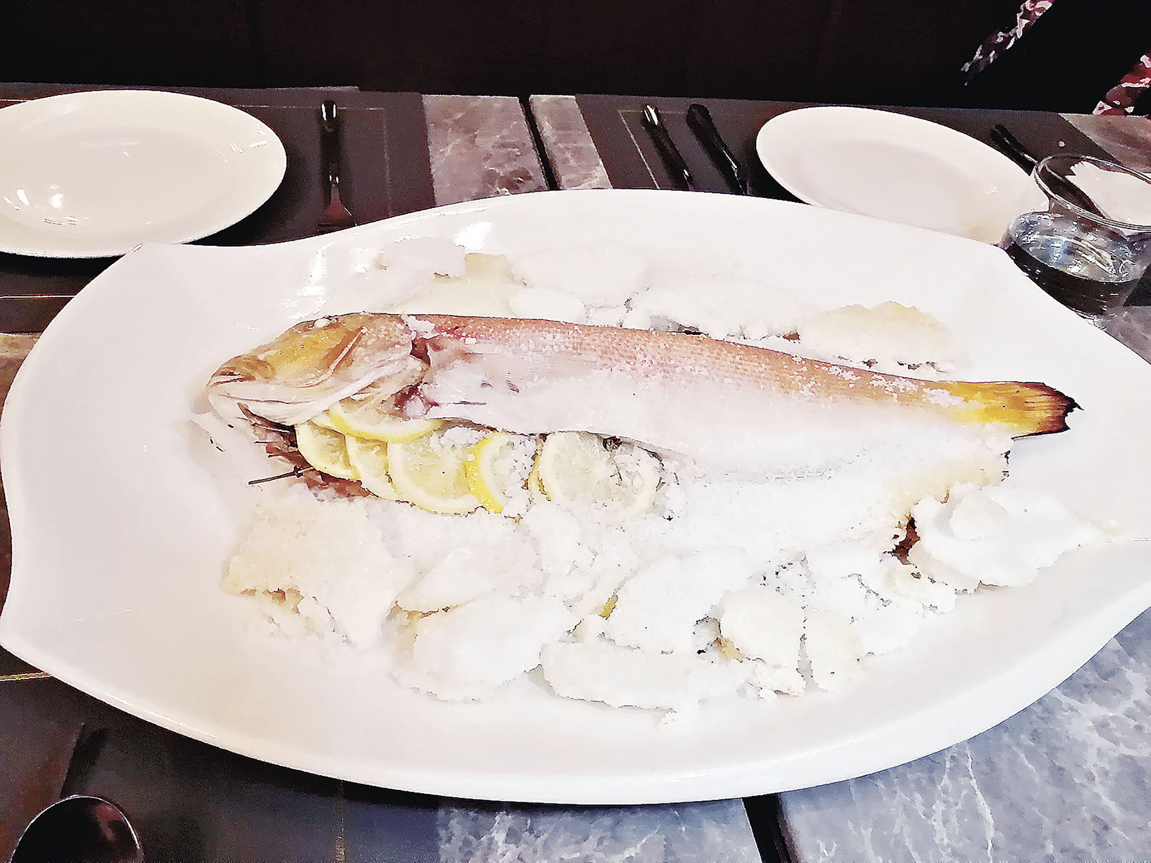 ■香草鹽焗馬頭魚。