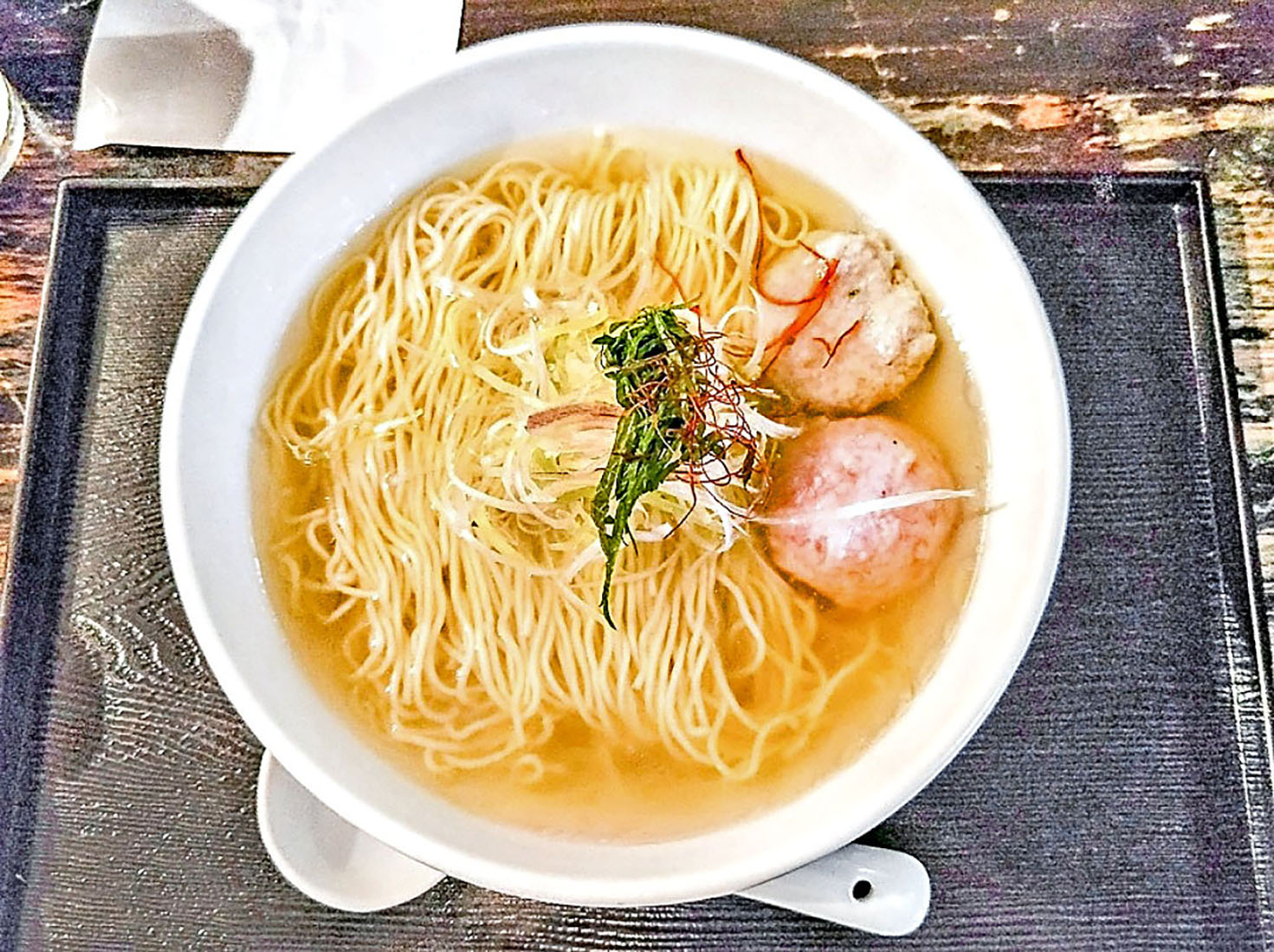 ■麵屋海神的招牌海鮮魚骨拉麵。