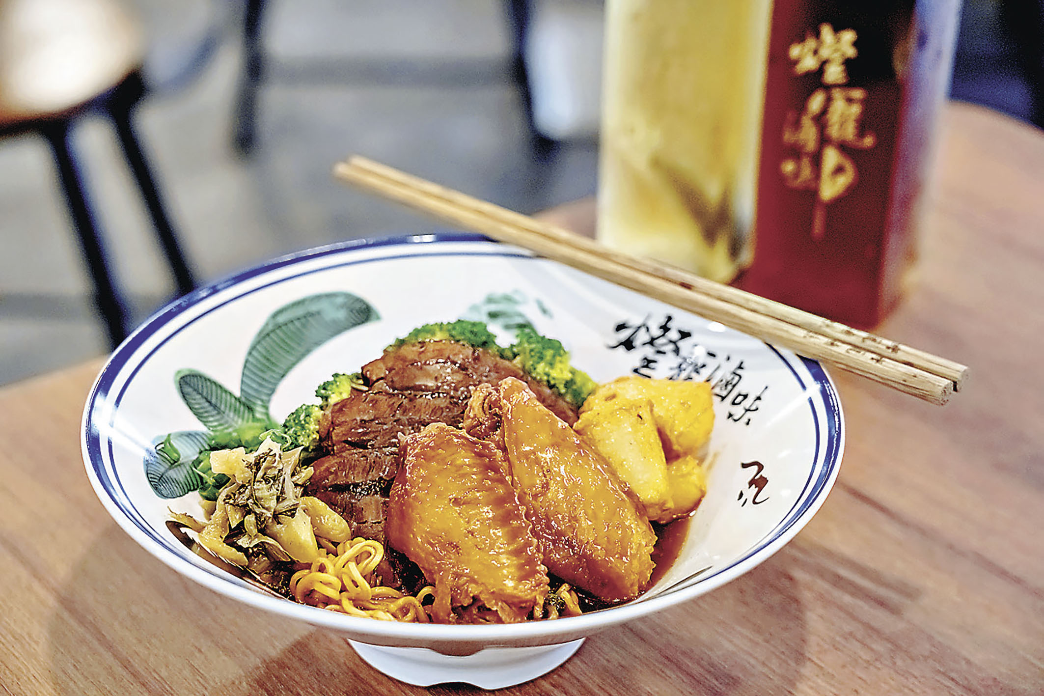 ■餐廳「燈籠滷味」 特色台灣滷味麵。