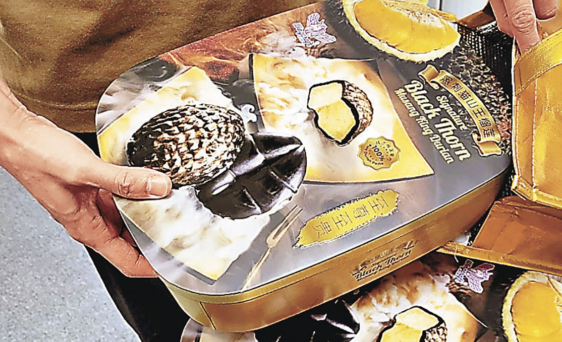 ■馬來西亞黑刺貓山王榴槤冰皮月餅乃當地老字號品牌。