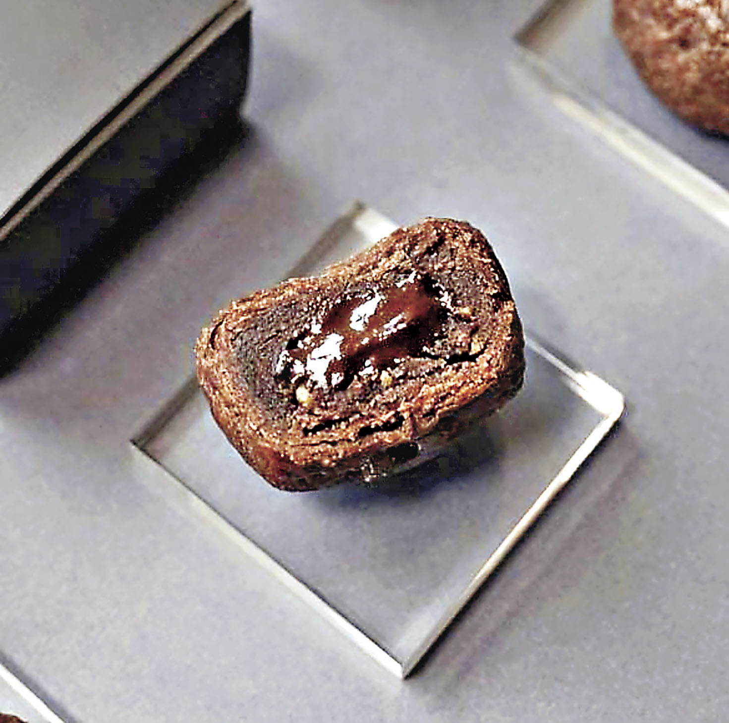 ■雙月的流心朱古力酥皮月餅，挑戰傳統流心奶黃月餅。