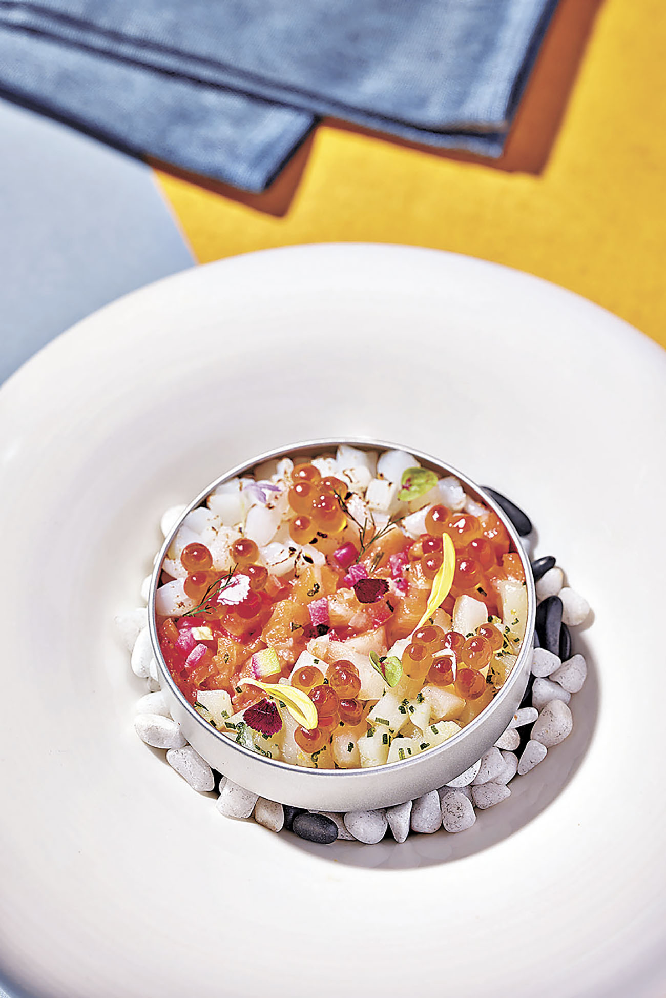 ■是日海鮮他他配三文魚子。