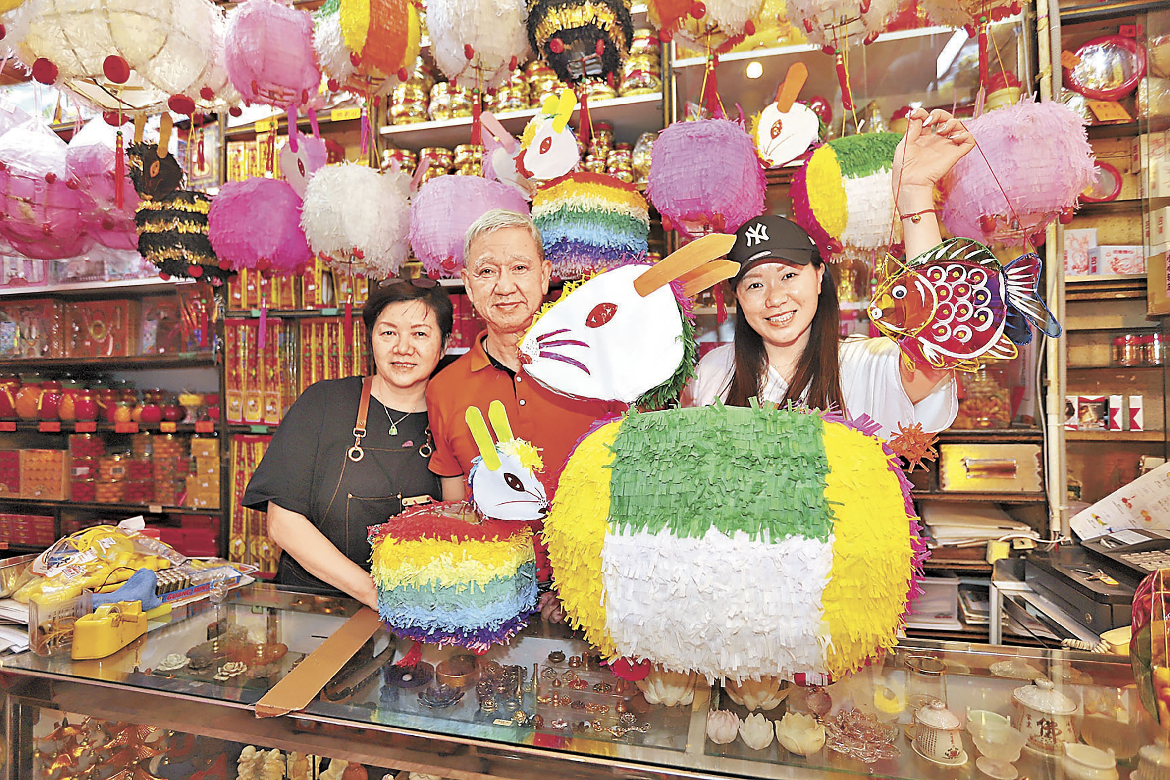 ■大昌隆老闆詹偉強與太太及女兒，冀透過燈籠手藝將歡樂帶給香港人。