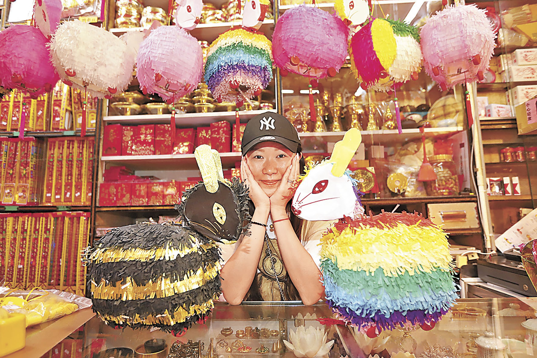 ■突破傳統的黑金與彩虹兔仔燈籠，都是Gladys親自設計的得意力作。