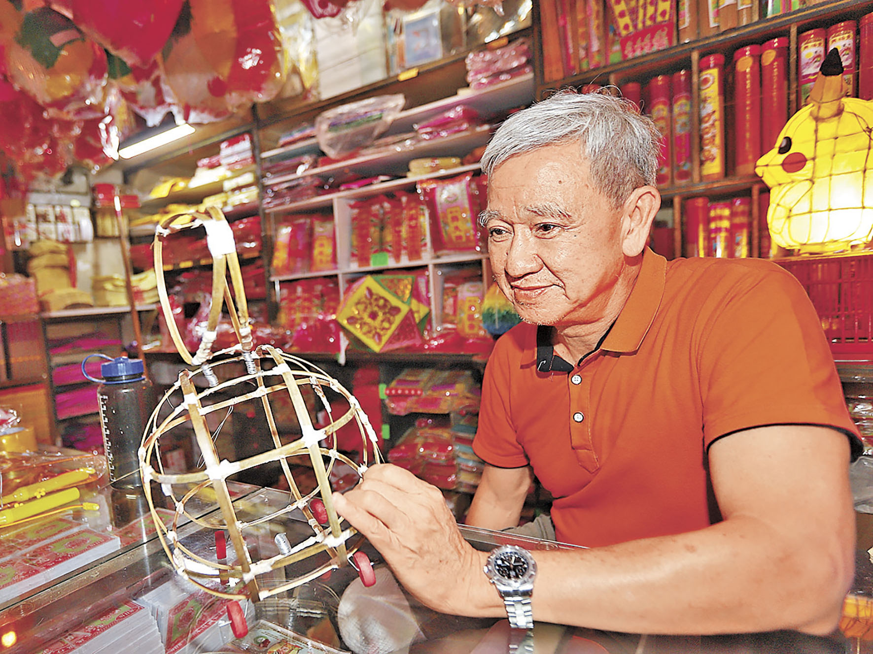 ■紙紮燈籠考驗耐性與手工，難怪強哥慨嘆難尋新人入行。