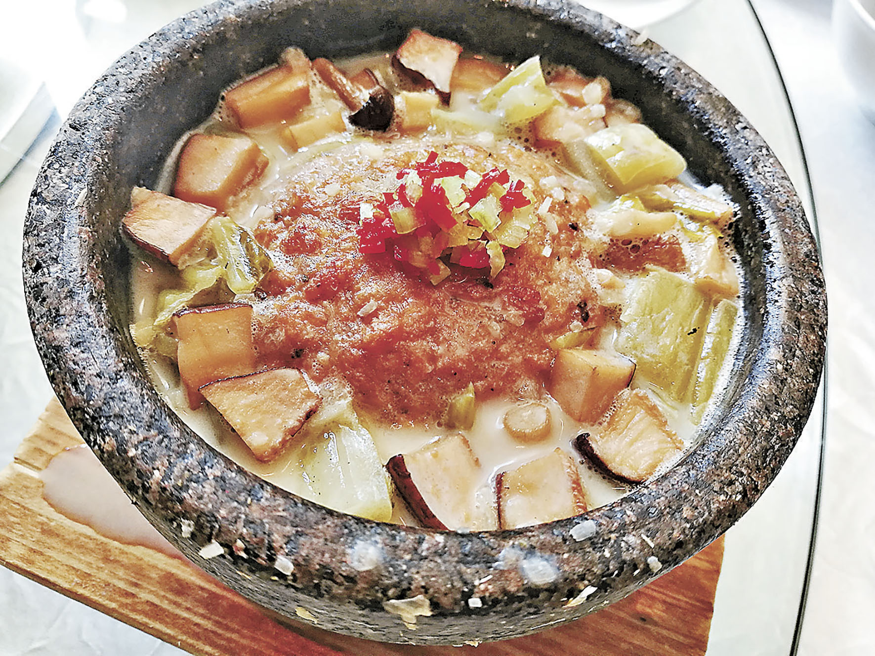 ■石鍋酸菜鮮菌素肉獅子頭。