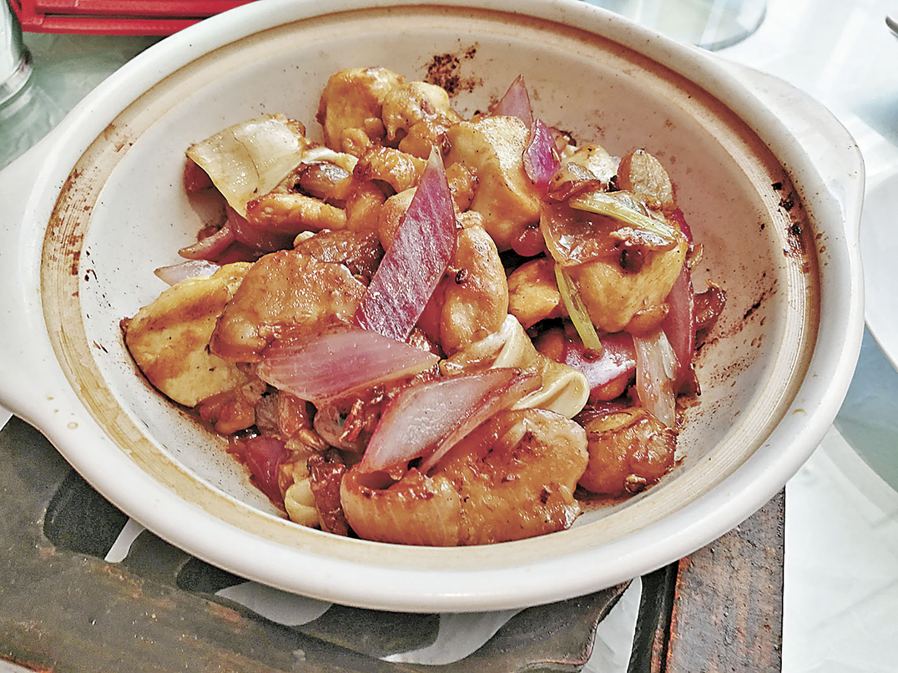 ■鮮沙薑乾魚鰾滑雞煲。