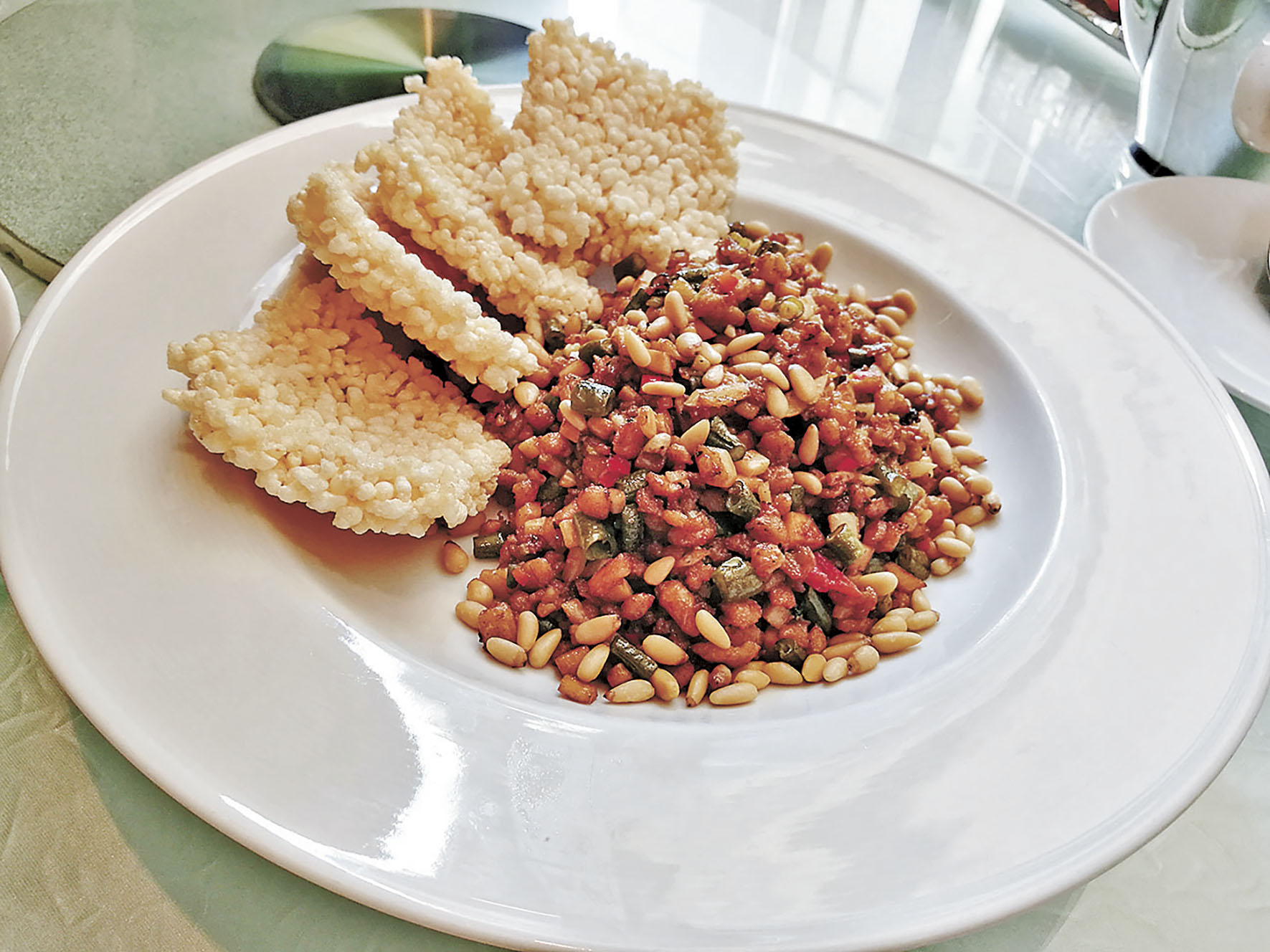 ■松子酸豆素肉鬆脆鍋巴。