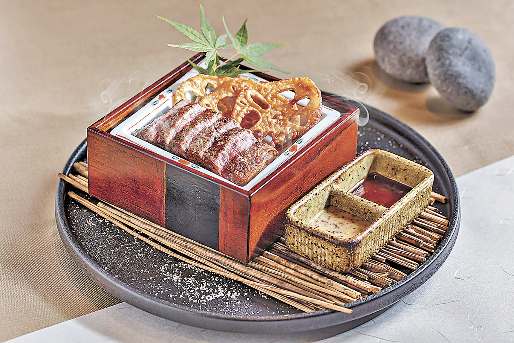 ■蘋果木煙燻A4和牛伴蓮藕脆片