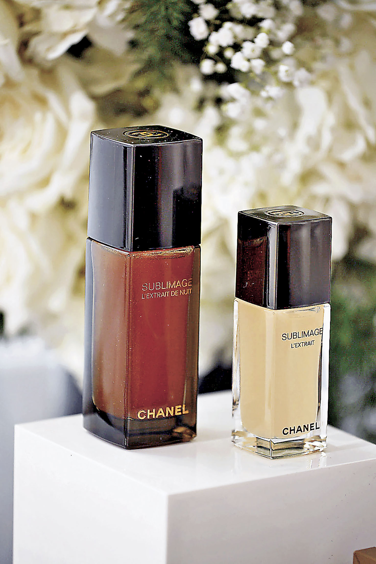 ■CHANEL「全效再生晚間修復精華」（左） 及「全效再生修復精華霜」。